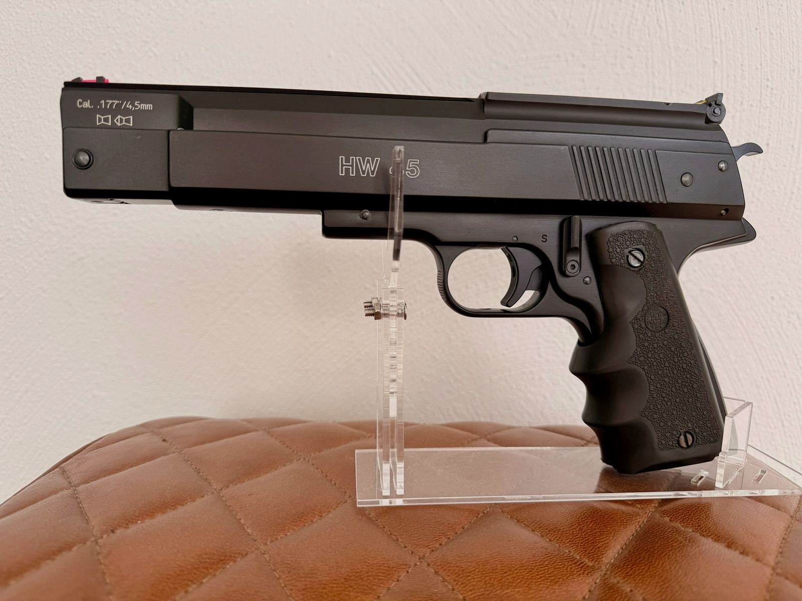 Luftpistole Weihrauch HW45 brüniert 4,5 mm Fiberoptik.