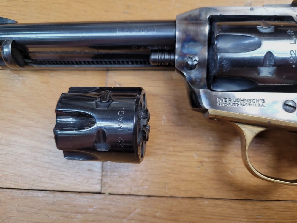 Revolver Iver Johnson Deluxe Target – 2 barillets 22LR et 22Mag – Single Action Army par Uberti – Arme de 1978 – Carcasse type scout – 100% acier – Platine à barre de transfert et 4 clics comme sur un vrai – Canon 5 pouces ¼ miroir– Visée réglable – TBE+ !, image 6 sur 22