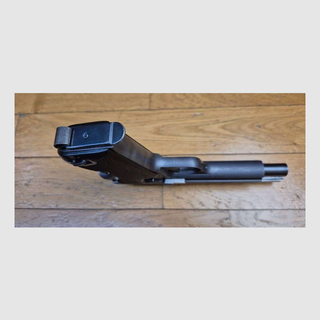 Sehr schöner SIG P210-2 Pistol – Mythos des 9 para – Militärwaffe des 4. Vertrags – Ca. 1955/56 – Sehr schöne Brünierung – Traumhaftes Funktionieren und Lauf – 2 zusätzliche Magazine und Holster (das komplette Paket!) werden zusätzlich mitgeliefert – Zustand TBE++/TBE+++!, Bild 9 von 28