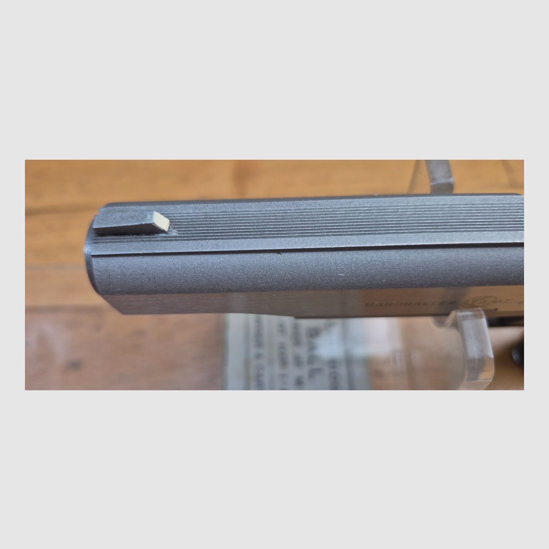 Sehr schöner AMT (Arcadia Machine & Tools) Hardballer Pistol — Kal. .45 ACP — Erster 1911 vollständig aus rostfreiem Stahl in der Geschichte — 100% Stahl alle Teile — Waffe von 1985 — Sehr guter ästhetischer Zustand — Ausgezeichneter mechanischer Zustand — Spiegel-Lauf – Original-Griffschalen – TBE+/TBE++, Bild 18 von 25