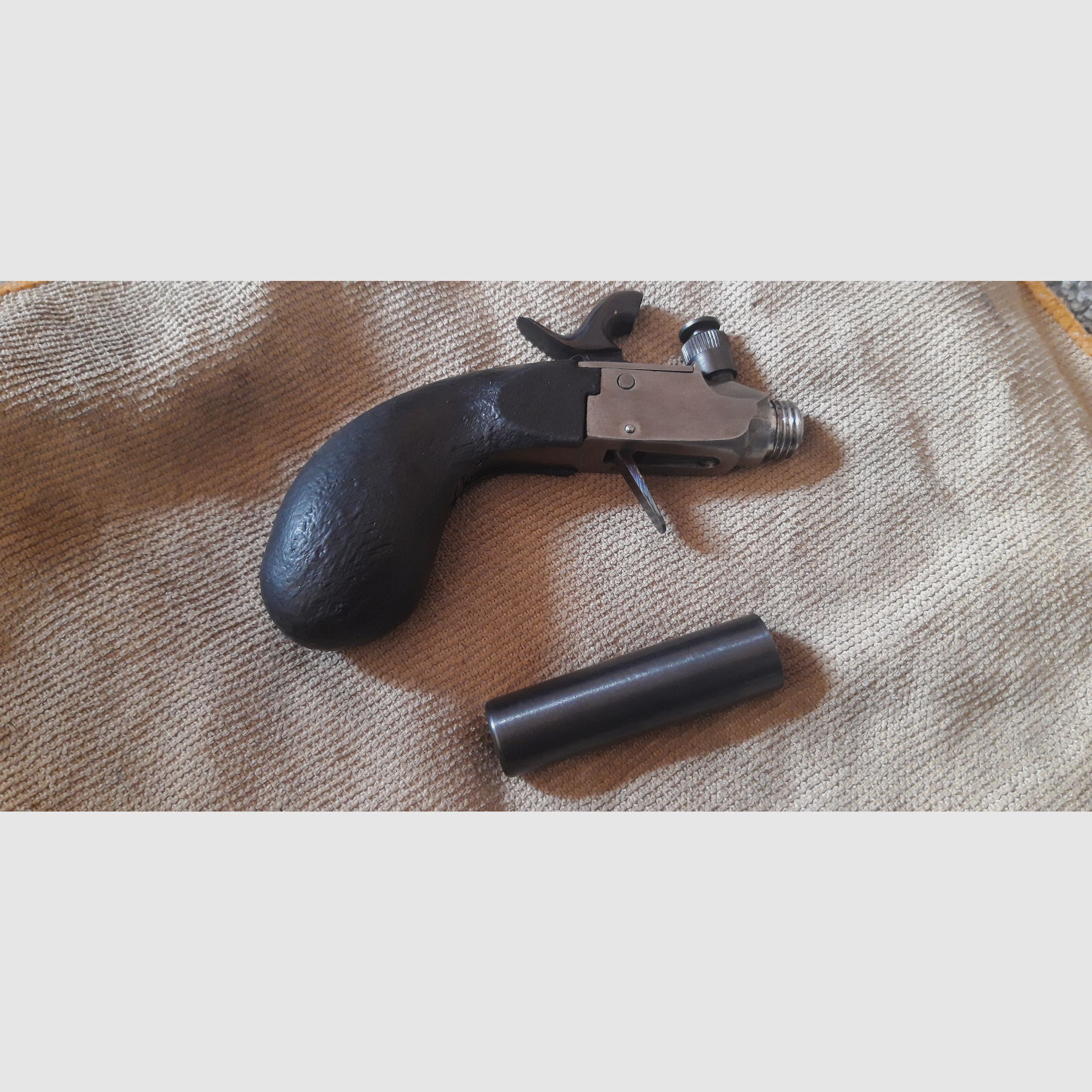 Pedersoli Liegi Derringer cal.44 mit Indoorpiston und viel Zubehör wie Neu