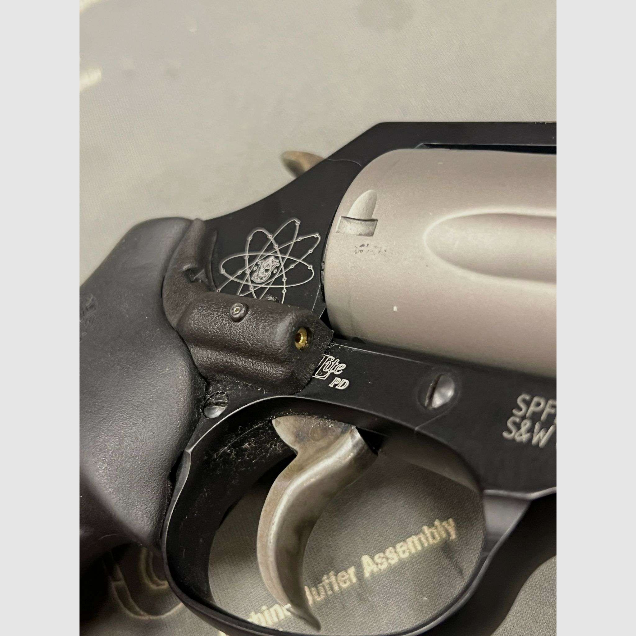 Smith & Wesson Modell 360 PD mit Lasergriffen Kaliber 357 Magnum, Bild 3 von 3