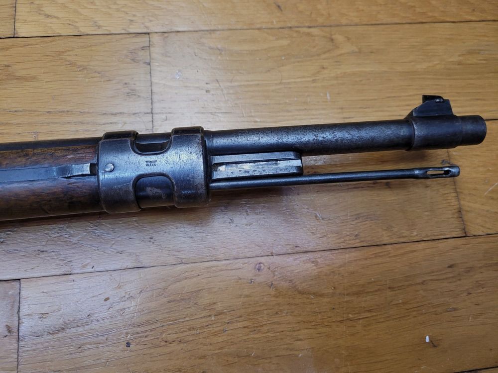 Bardzo piękna karabina K98 z początku III Rzeszy – Rzadka przypisanie Kriegsmarine Floty Bałtyckiej – Produkcja S/42 Mauser z 1938 roku – Prawie monomatyczna – Wspaniałe stemple i dobrze czytelne znaki – Nienaganna mechanika – Bardzo dobra lufa – Oryginalny pasek – Bardzo piękna, rzadko spotykana broń w TTBE, zdjęcie 9 z 37