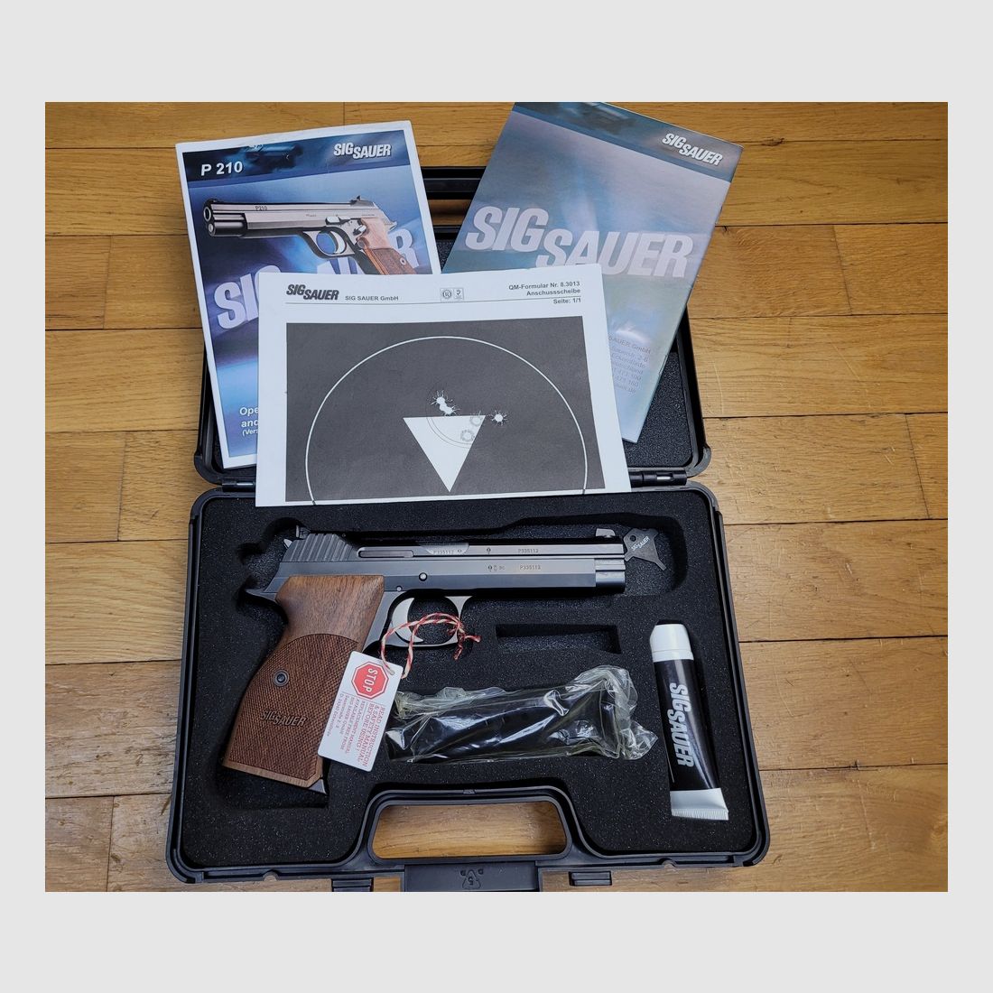 Prächtige Pistole Sig Sauer P210 Legend Target 5 Zoll – Kal. 9×19 – Sondermodell aus dem Mastershop Sig Sauer – Single Action Abzug / Top Abzug – Erweitertes Magazinfach – 2 Magazine 8 Schuss – Beidseitige Sicherung – Nitrierung – Komplett im Originalkoffer – Waffe im neuwertigen Zustand zum Gebrauchtpreis!, Bild 25 von 25