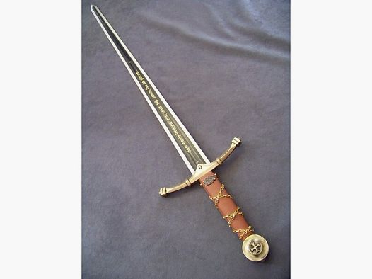 Schwert der Ritter mit Kette über dem Ledergriff , lateinischer Satz auf der Klinge