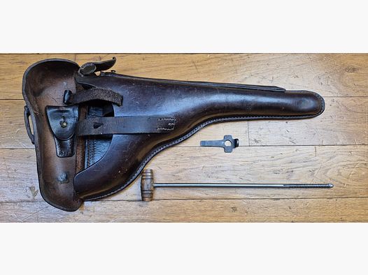 Très bel étui pour pistolet Luger P08 long dit d&rsquo;artillerie – Fabrication MÜLHENFELD &CO à BARMEN en 1915 – Etui du 1er type complet avec ses outils – Très beaux cuir en TBE et souple – Encore brun (rare) – Nominatif et Attribué au F.A.R 58 – Pièce précoce et superbe en TBE++FAR