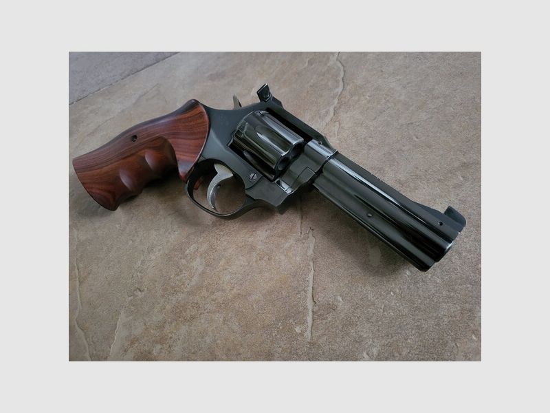 Stahl gewordener Traum: Manurhin MR 73 Revolver Sport 4 Zoll .357 Mag hochglanz