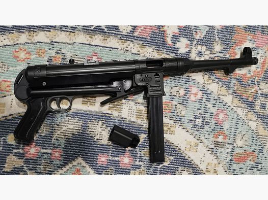 ¡La réplica del Schmeisser MP40, calibre 9 mm PAK, libre a partir de 18 años, no debe faltar en ninguna colección!