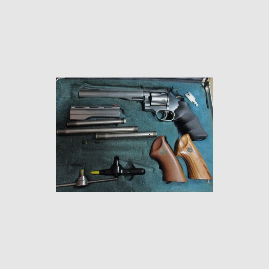 Revolver Dan Wesson 744 VH 2x6 cali i 2 x 8 cali z walizką i akcesoriami - 744