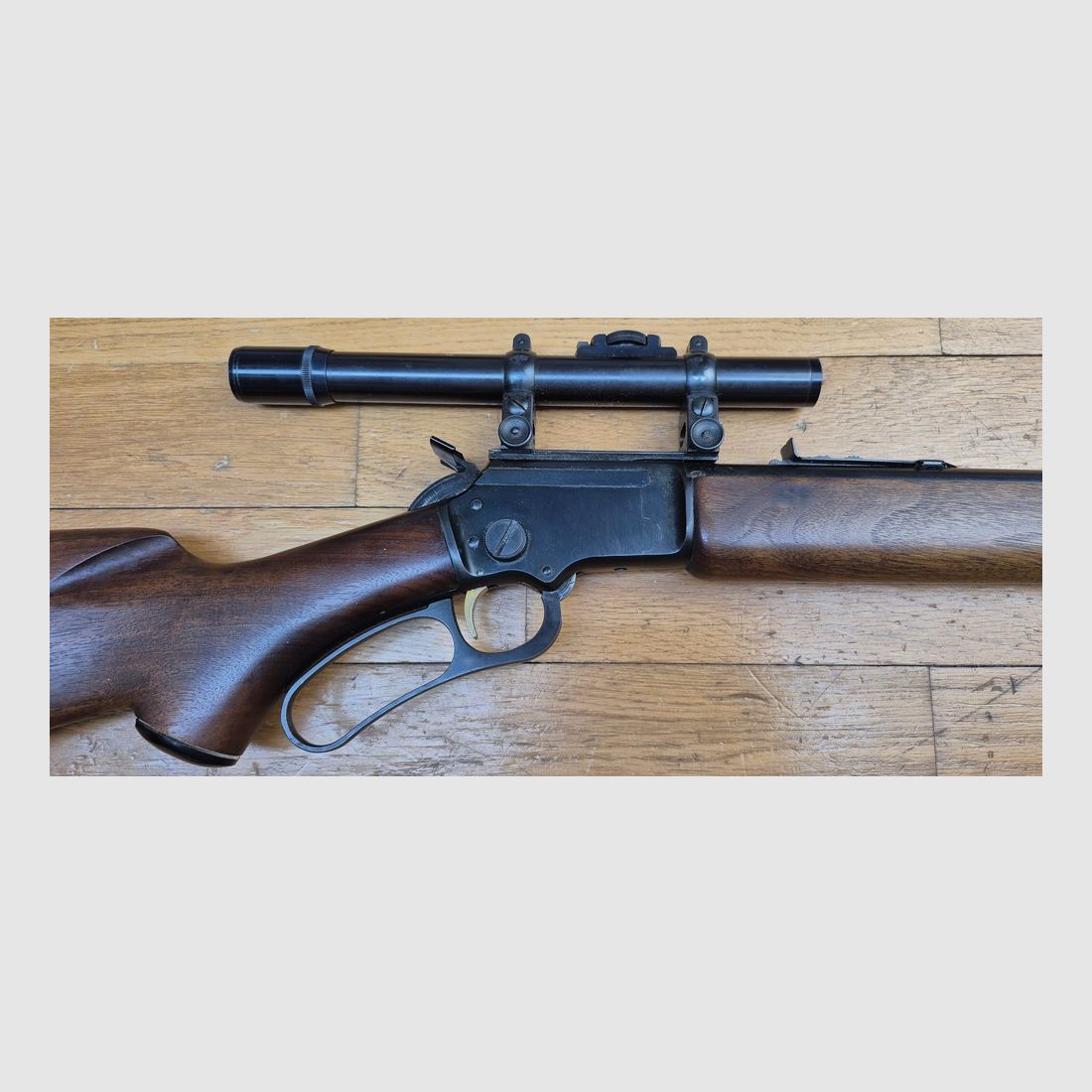 Sehr schöne Unterhebelrepetierbüchse Marlin Golden 39A – Kaliber 22LR – 10 Schuss + 1 in 22LR – Sehr schöne „JM“-Fertigung von 1962 – zerlegbar oder „Take-down“ – Mikrorillen-Lauf – Mechanischer und ästhetischer Zustand hervorragend – Stahlmontage mit Monope X2.5 Zielfernrohr mit Absehen Nr. 1 – Wunderschöne Spaßwaffe und für kleine Jagd – TBE++, Bild 8 von 47