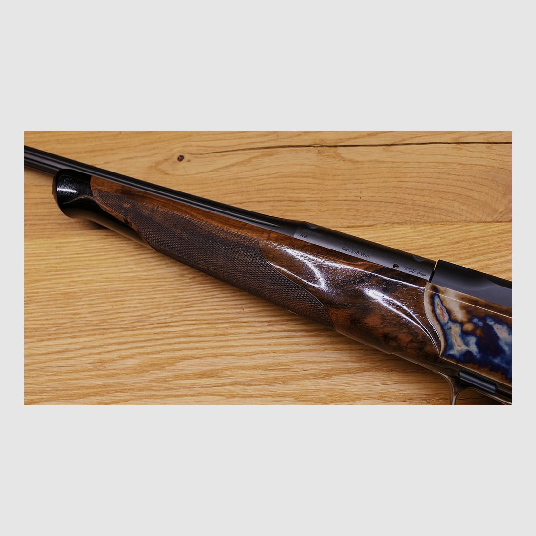 Blaser R8 mit Bunthärtung / Stahlsystem / kannelierter Lauf .308 / Stahlkugel gerändelt mit Blume und Goldlinie / goldener Verschlusskopf /  TRAUM AUS HOLZ & STAHL