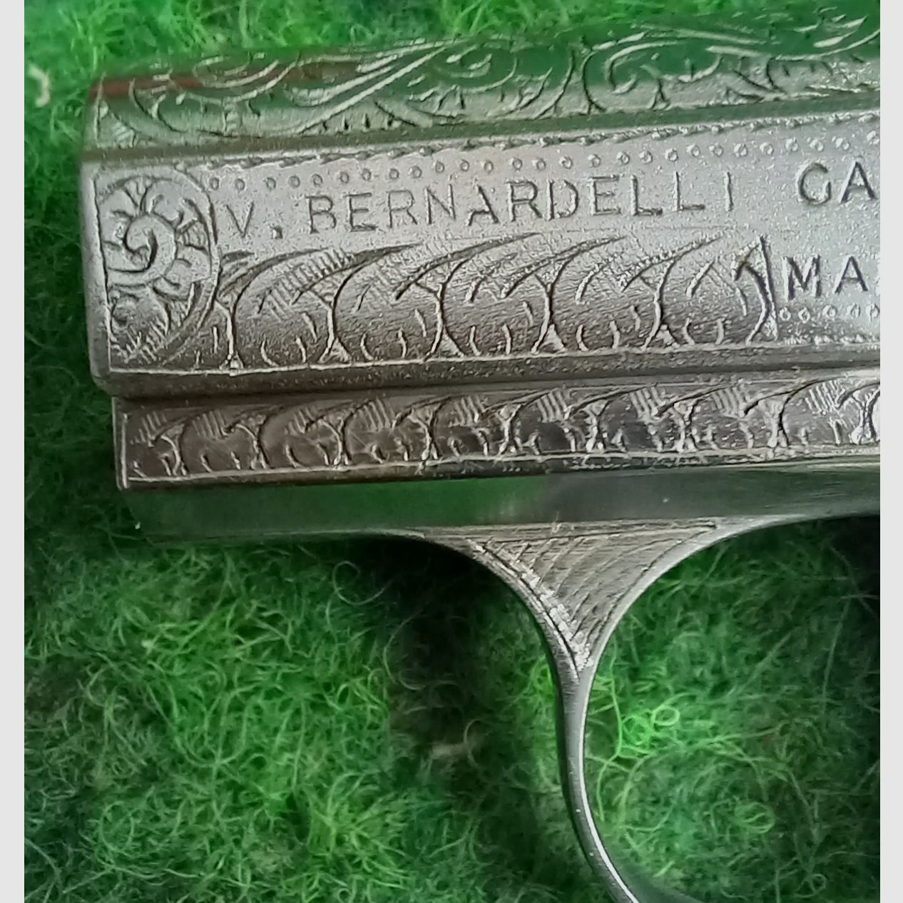 gravierte  Bernardelli im Kaliber 6,35mmBrowing