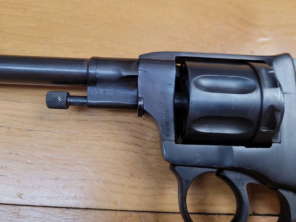 Schöner russischer Revolver Modell 1895, genannt Nagant – Tula Arsenal – Monomatrikularm von 1931 – Kaliber 7,62 Nagant – Sehr schöne Mechanik – Schöne Brünierung – Wunderschöner Lauf – Waffe der Wahl in TBE++, Bild 6 von 22
