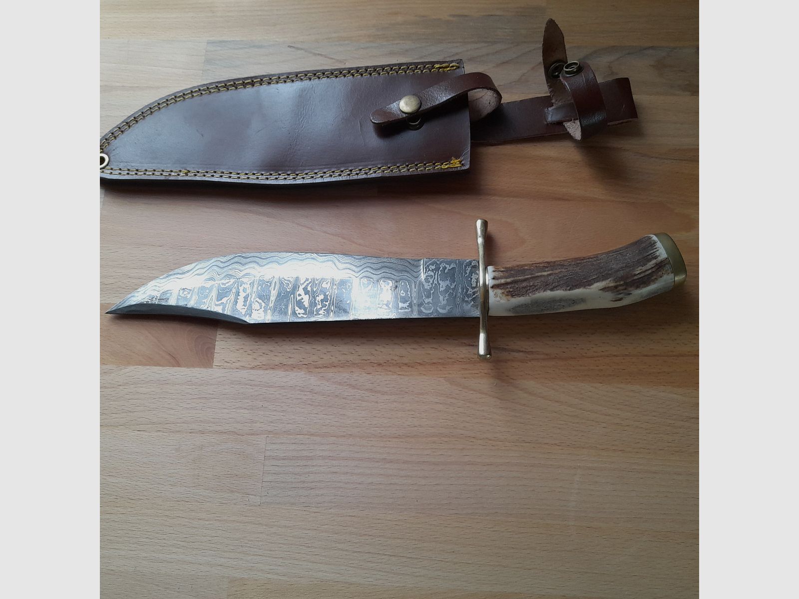 Damast Hirschfänger mit Lederscheide und Hirschhorngriff      