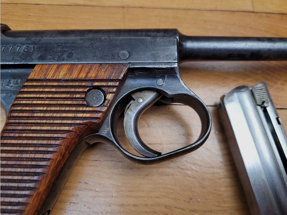 Außergewöhnliche und sehr seltene japanische Pistole Nambu Typ 14 – Japanische Dienstwaffe – Originalkaliber 8mm Nambu – Arsenal Nagoya unter Aufsicht von Kokubunji – Waffe aus April 1940 – Schöne monomatrikulierter Waffe außer Magazin – TBE und sehr selten, Bild 5 von 23