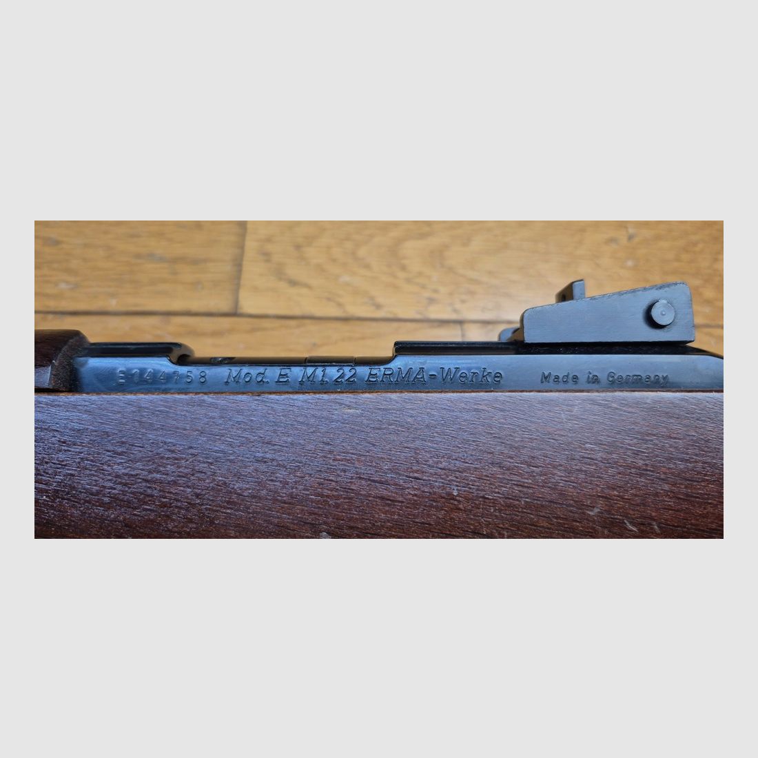 Zeer mooi ERMA model EM1 — Duitse replica van de USM1 — Kal. .22 LR — Wapen uit 1977 niet meer zeer goed bewaard — Perfecte mechanica en spiegelloop — 10-schots magazijn — Amerikaanse militaire riem — Gegarandeerd plezier op de schietbaan — TBE+/TBE++, afbeelding 1 van 30
