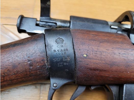 Sehr gutes englisches Gewehr Lee Enfield MKIII (*) – gute Verarbeitung B.S.A von 1916 – Originalkaliber 303 Brit. – Gewehrriemen – Magazin im Modell – sehr guter Zustand