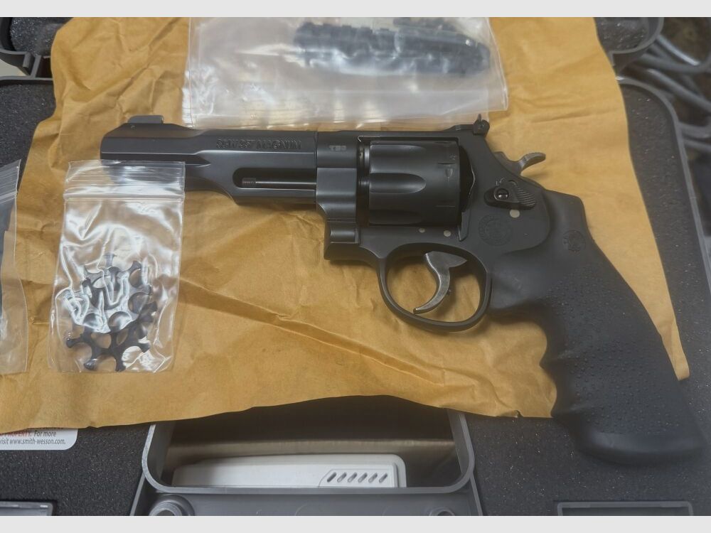 Smith & Wesson S&W Revolver M&P R8, 5" (8-shot)