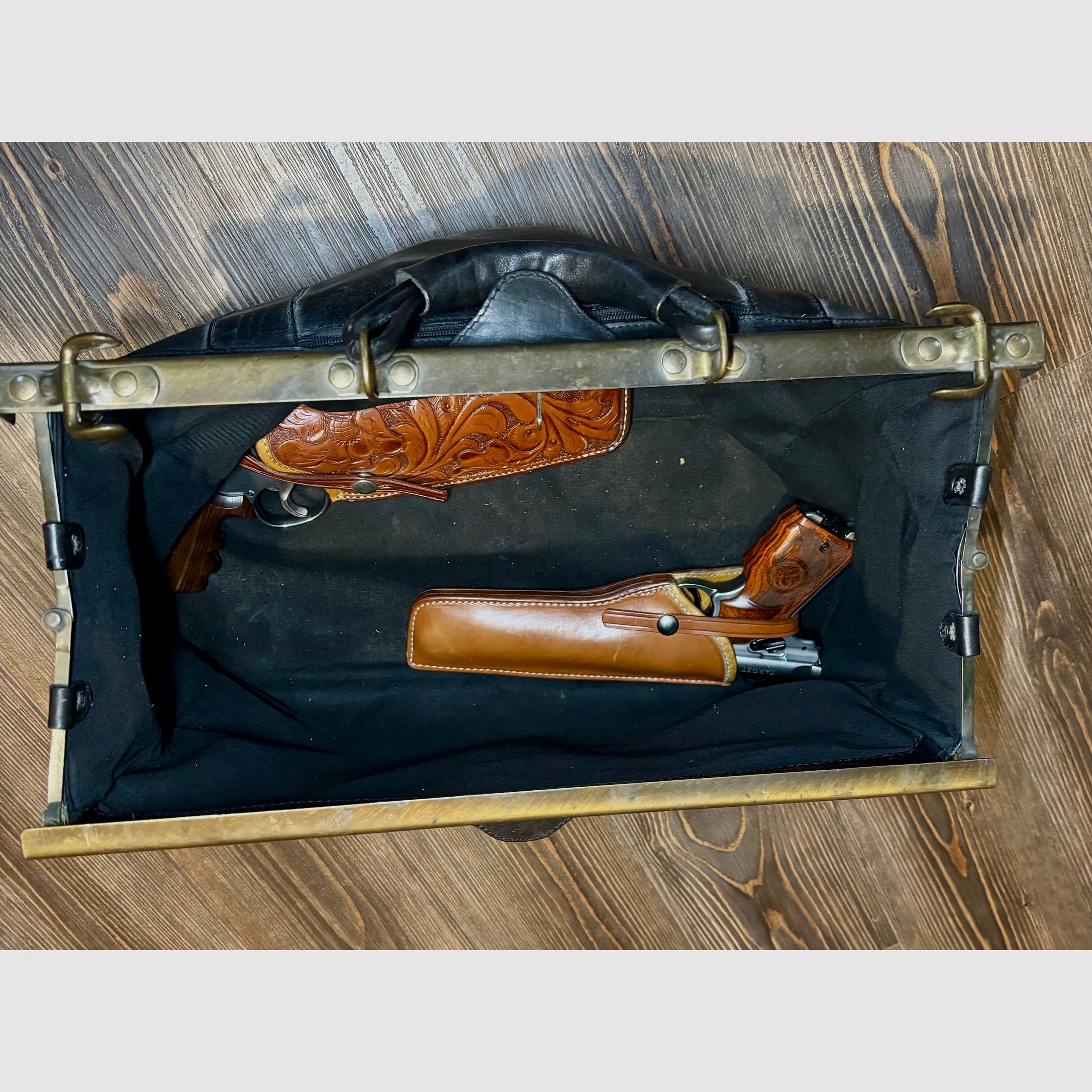 Alte DOKTOR TASCHE für den ambitionierten Revolver- und Pistolenschützen