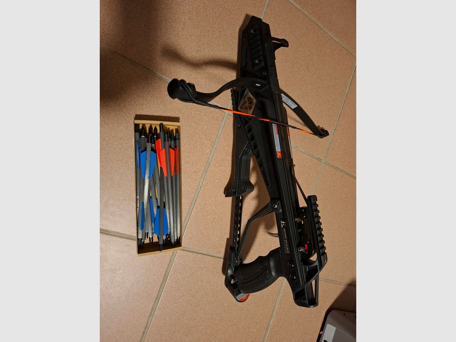 Pistoletowy kusza EK z strzałami