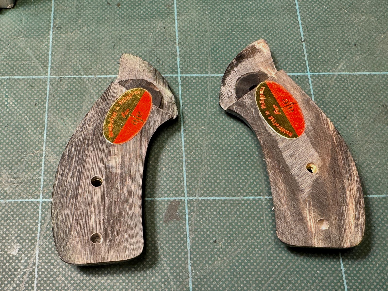 EAGLE GRIPS Buffalo Horn Grips (Genuine Buffalo Horn) S&W J-Frame Round Butt – Top condition in original packaging with exchange wedge!
