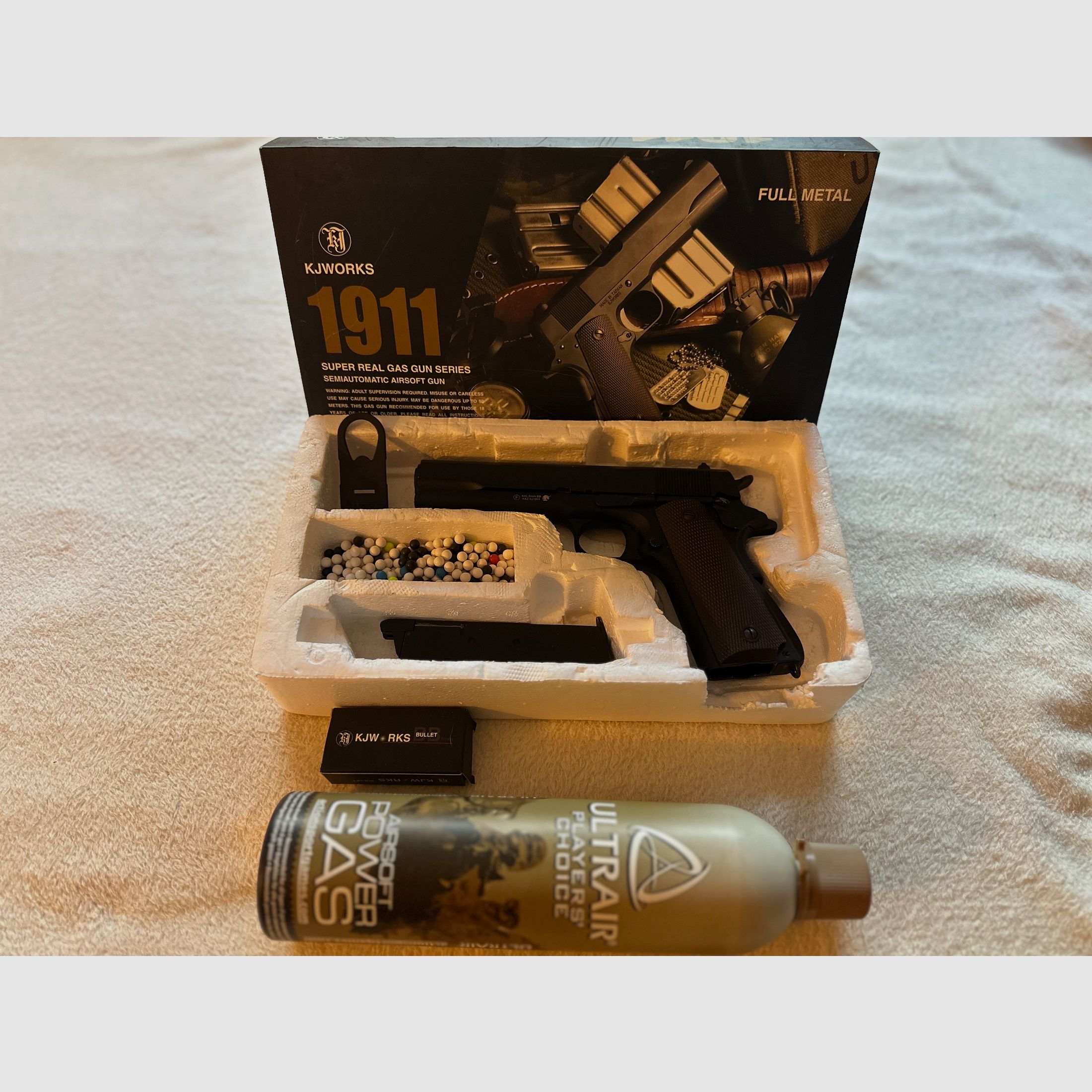Einzigartige KJWorks Colt 1911 Airsoft 6mm BB Vollmetall Maßstabsgetreu dem Original nachgefertigt.
