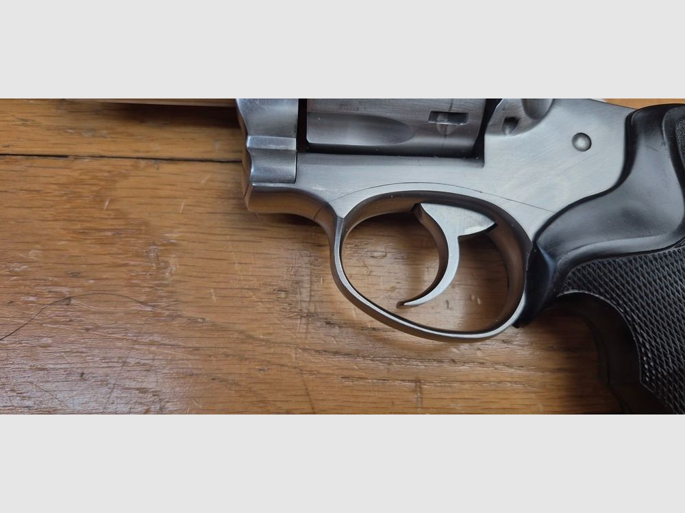 Sehr schöner Revolver Sturm Ruger Security-Six — Kal. .357 Magnum — Weniger verbreitete Edelstahl-Finish in sechs Zoll — Waffe aus Ende 1981 / Anfang 1982 — Immer noch die beste Zeit von Bill Ruger — Sehr sehr schöner physischer Zustand des ästhetischen und mechanischen Athleten! — Pachmayr-Griffschalen — Spiegel-Lauf — Ein Klassiker, der in Edelstahl und in sechs Zoll selten geworden ist — TBE+ / TBE++, Bild 25 von 28