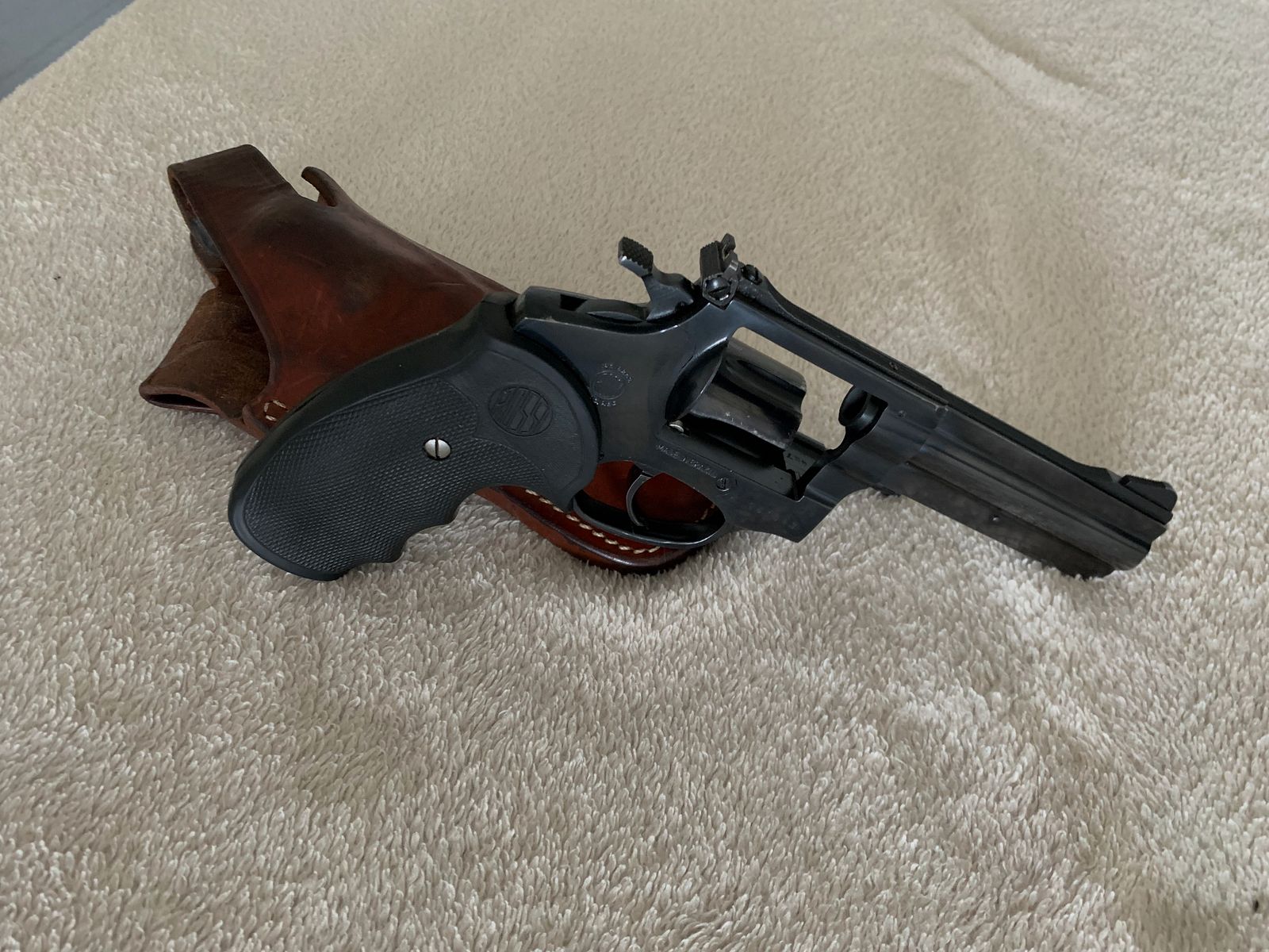 <Vendi revolver Rossi .357 Mag