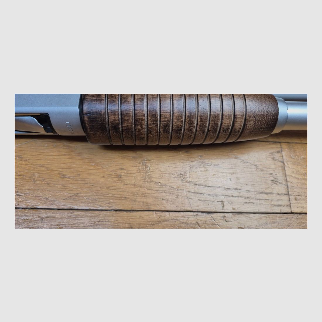 Sehr schönes Vorderschaftrepetierer Winchester Model 1300 – Seltene Version Edelstahl « Security Police » – Kal. 12/76 – Vollständig satinierte, rostfreie Ausführung (Chrom auf Edelstahl) – Mechanik und Holz einwandfrei – Waffe in nahezu neuwertigem Zustand – TBE++, Bild 8 von 34