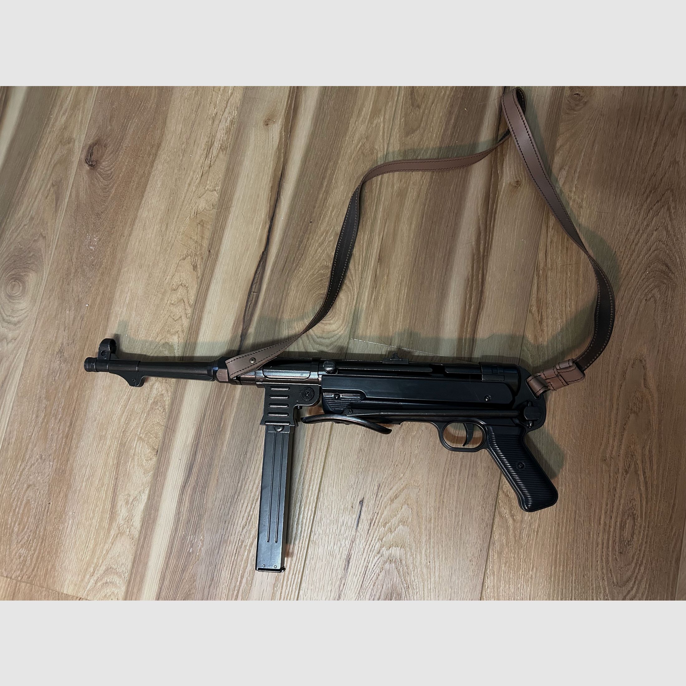 MP 40  Deko von Denix 