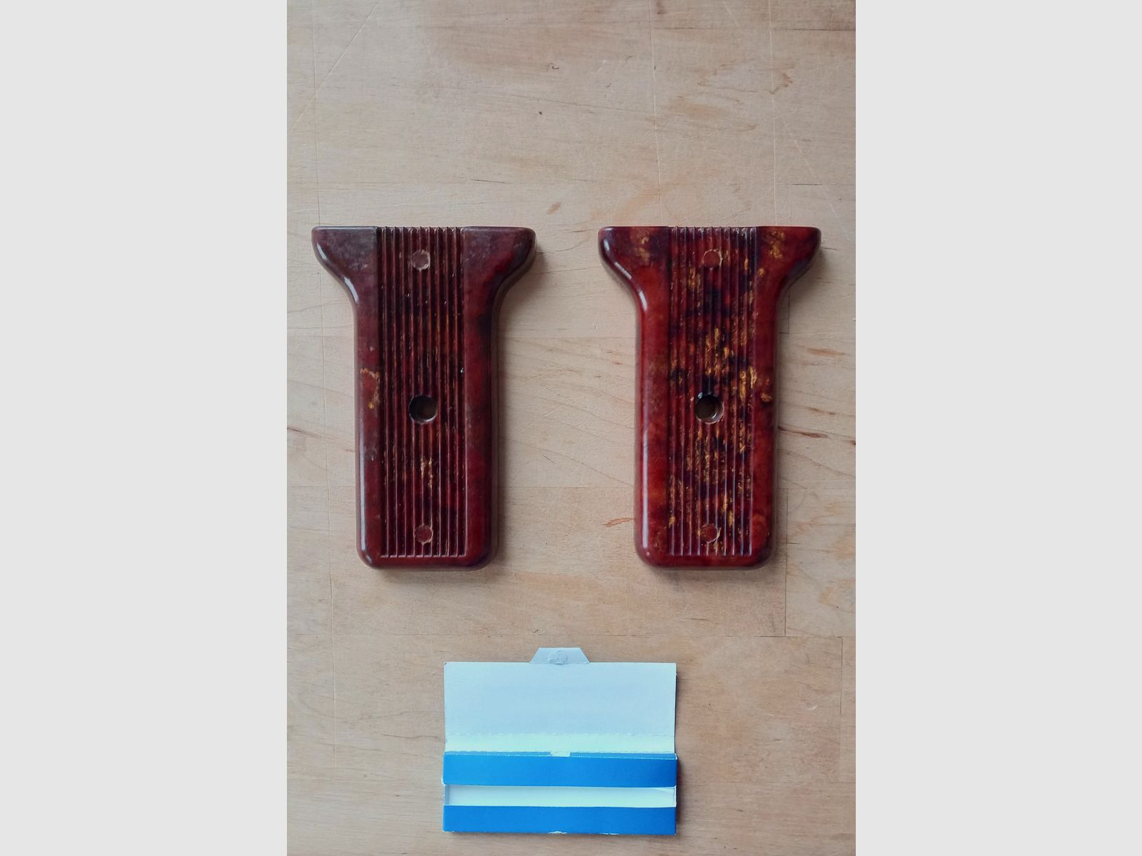 Empuñaduras traseras de RPG-7 de baquelita de 1971, correspondientes