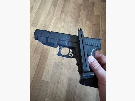 Small, lightweight spring-powered airsoft