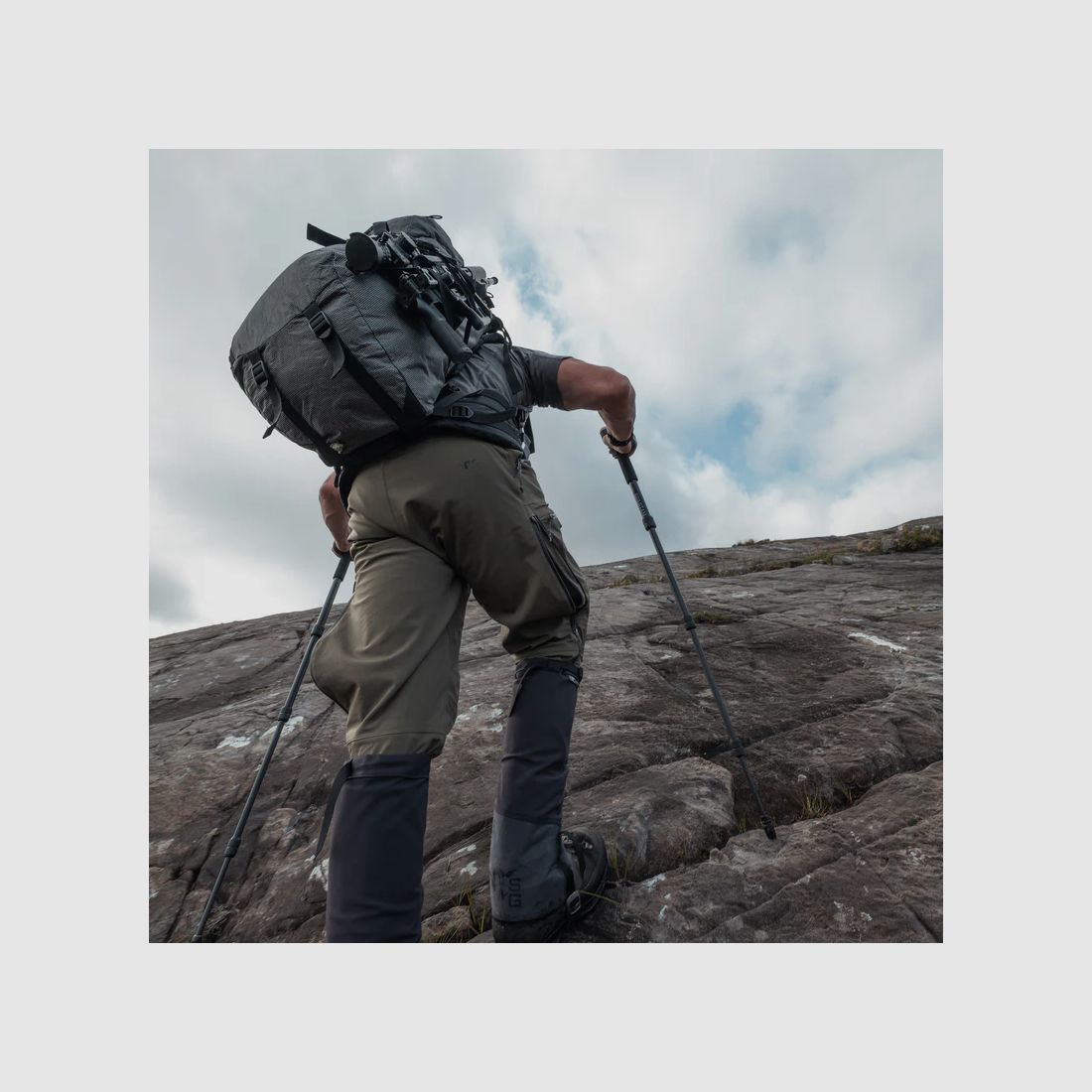 Spartan Precision Equipment Ascent Tripod™ Gen 2 Woodland mit Davros Pro Head™ und Trekkingstockgriffen