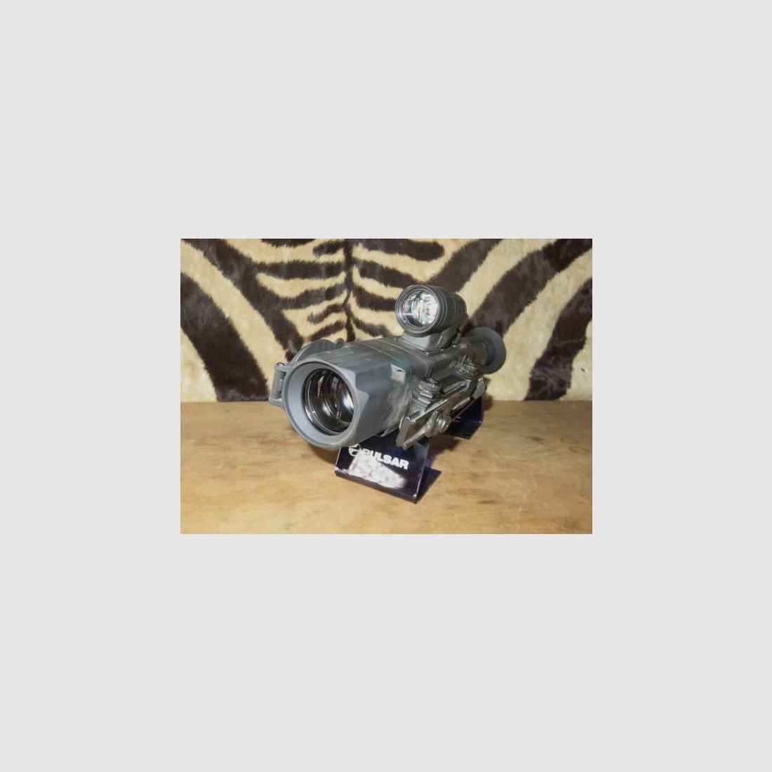 Ottica notturna PULSAR Ultra N450 con montaggio pivotante, borsa e caricatore, immagine 7 di 7