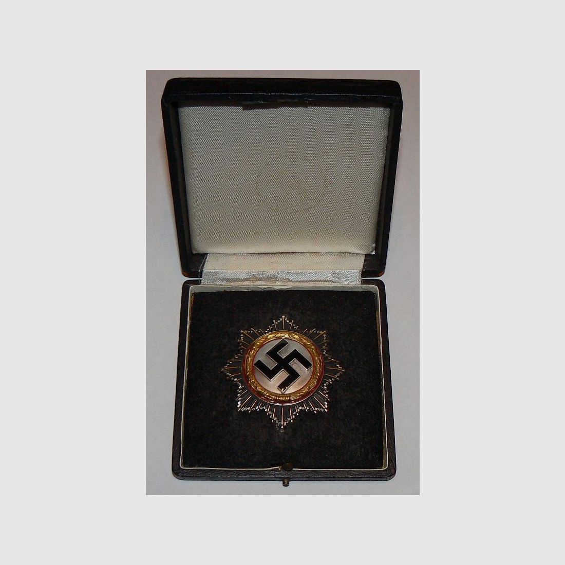 Deutsches Kreuz mit Etui aus Wk2 