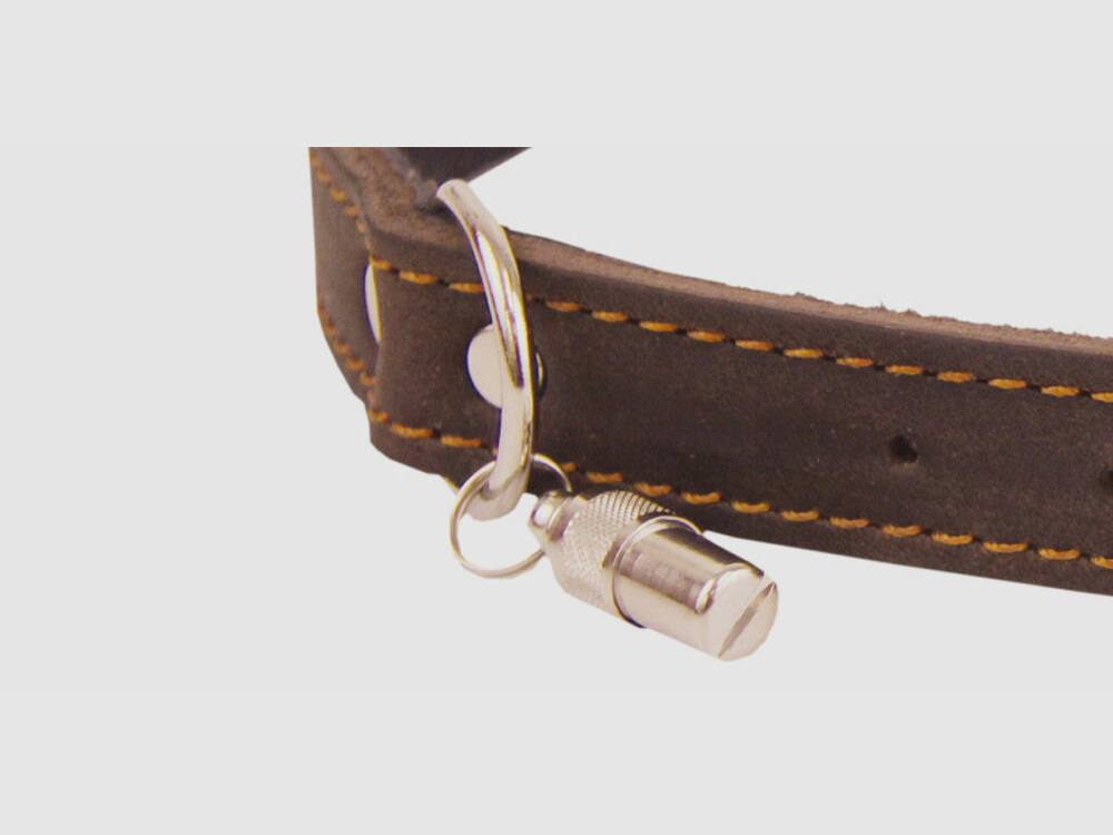 Collier AKAH riveté en cuir huilé