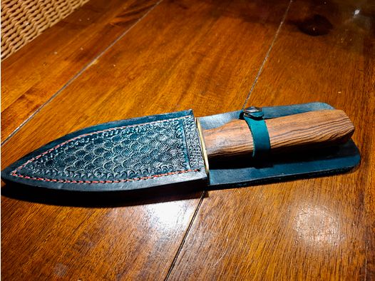 Cuchillo de caza con funda de cuero hecha a mano