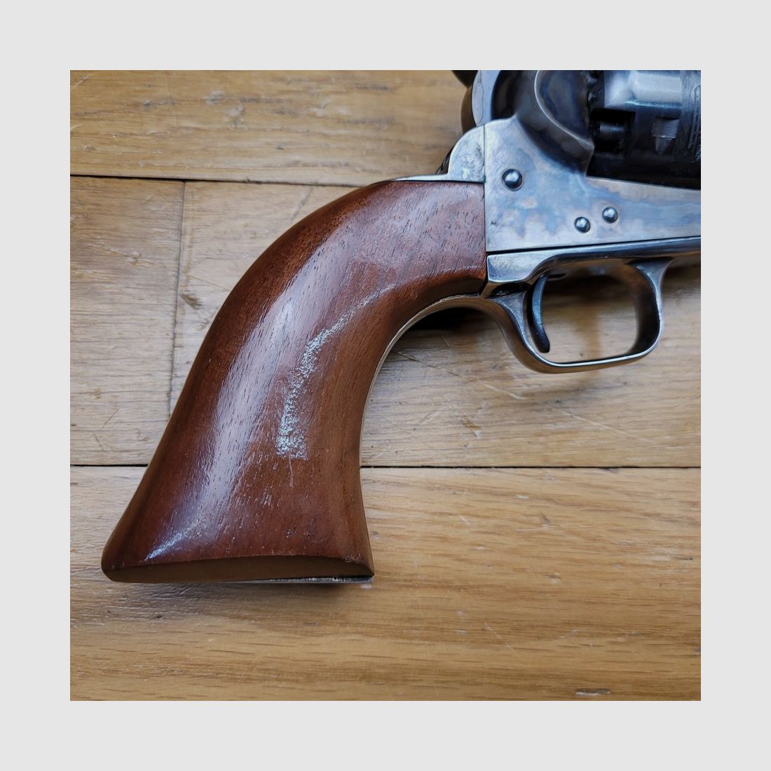 Colt Erinnerungsrevolver „Général Lee“ – Colt 2. Generation frühe Fertigung – Holzbox mit allen kompletten Zubehör – weniger als 4800 Exemplare für beide Versionen – Markierungen identisch mit den Originalen – Mechanik, Präsentation und Verarbeitung beispielhaft – TBE++, Bild 31 von 35