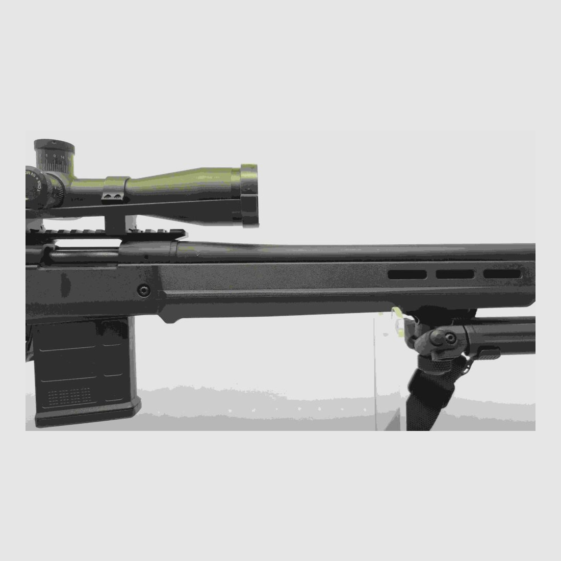 Remington 700 con culata Magpul Hunter y mira HAWKE Vantage