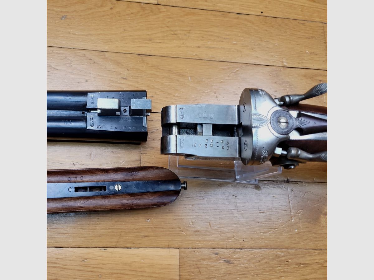 Sehr schönes Seitengewehr mit externen Hahn – In 12/70 – Von Victor Sarasqueta unter der Marke Ego – Echte Schlagplatten (!) – Hoher Verarbeitungsgrad – Pistolengriff mit Wiener Backe aus geöltem Nussbaum ohne die geringsten Makel – Große Reserve im Schlüssel – Spiegelkanonen mit perfekter Brünierung – Prüfung 1200 bar -Neuwertig, Bild 34 von 38