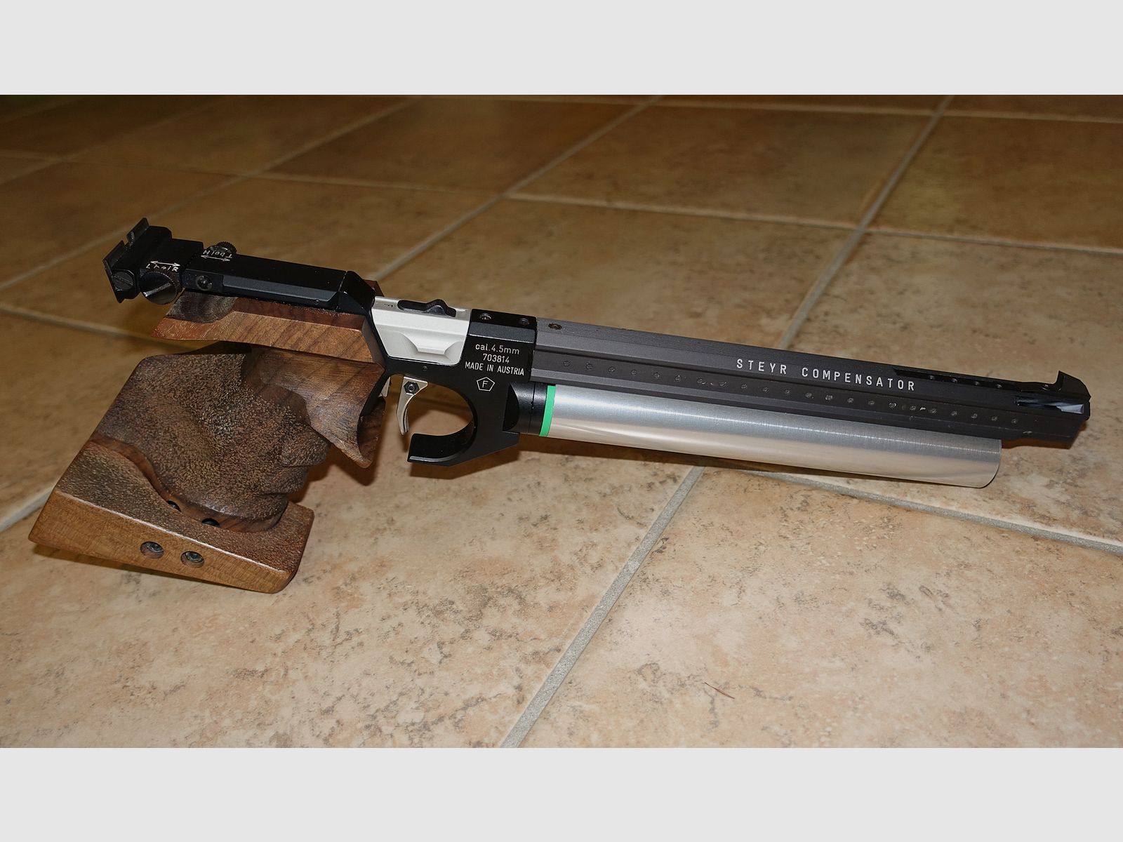 Steyr LP compressed air match pistol with new cartridge + accessories