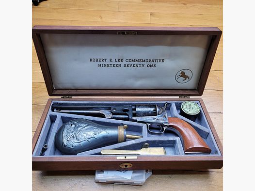 Colt Erinnerungsrevolver „Général Lee“ – Colt 2. Generation frühe Fertigung – Holzbox mit allen kompletten Zubehör – weniger als 4800 Exemplare für beide Versionen – Markierungen identisch mit den Originalen – Mechanik, Präsentation und Verarbeitung beispielhaft – TBE++