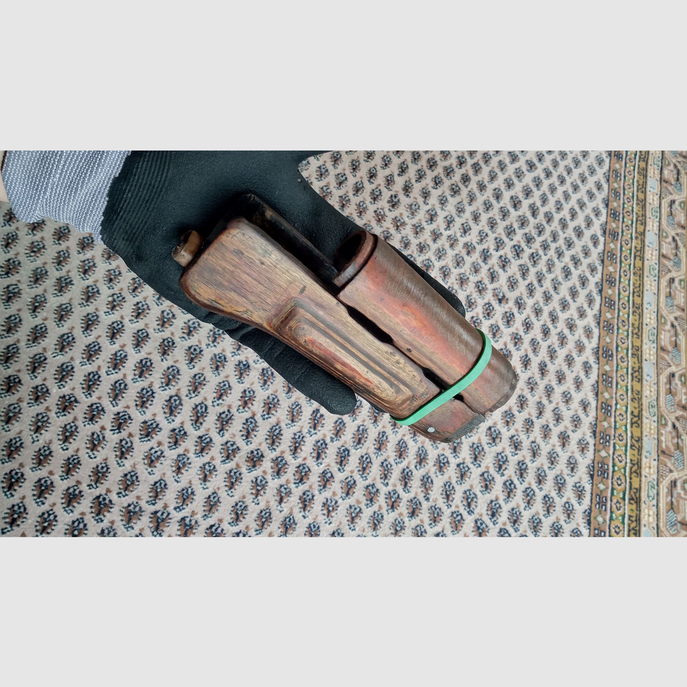Ancien protège-main AK en contreplaqué ajusté dans un AK fraisée, idéal pour Yunker Co2 ou GSG Cybergun.