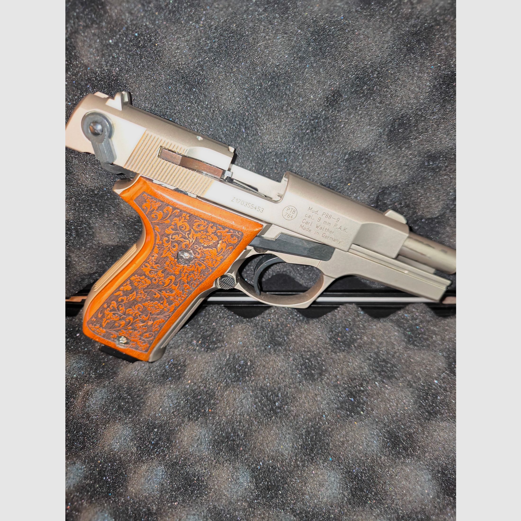 Walther P88 Compact mit Holz Griffschalen & Verzierungen in den Holz Griffschalen, Farbe Nickel, 9mmPAK, Ungeschossen, Funktionell & Optisch Top Zustand!! Neuwertig!! 