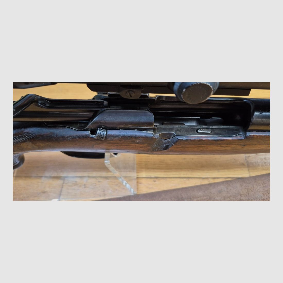 Schöne Steyr Mannlicher Schönauer Büchse — Modell « GK » — Kal. 7×64 — Waffe geprüft 1963 — Deutscher Abzug — Gutes Holz — Vorderschaft repariert und geflickt nach Bruch, aber perfekt stabil — Exzellente Mechanik — Sehr guter Lauf — Stahl-Zielfernrohrmontage — Zeiss Diavari 1.5 – 6 x 42 — TBE außer Flicken, Bild 24 von 43