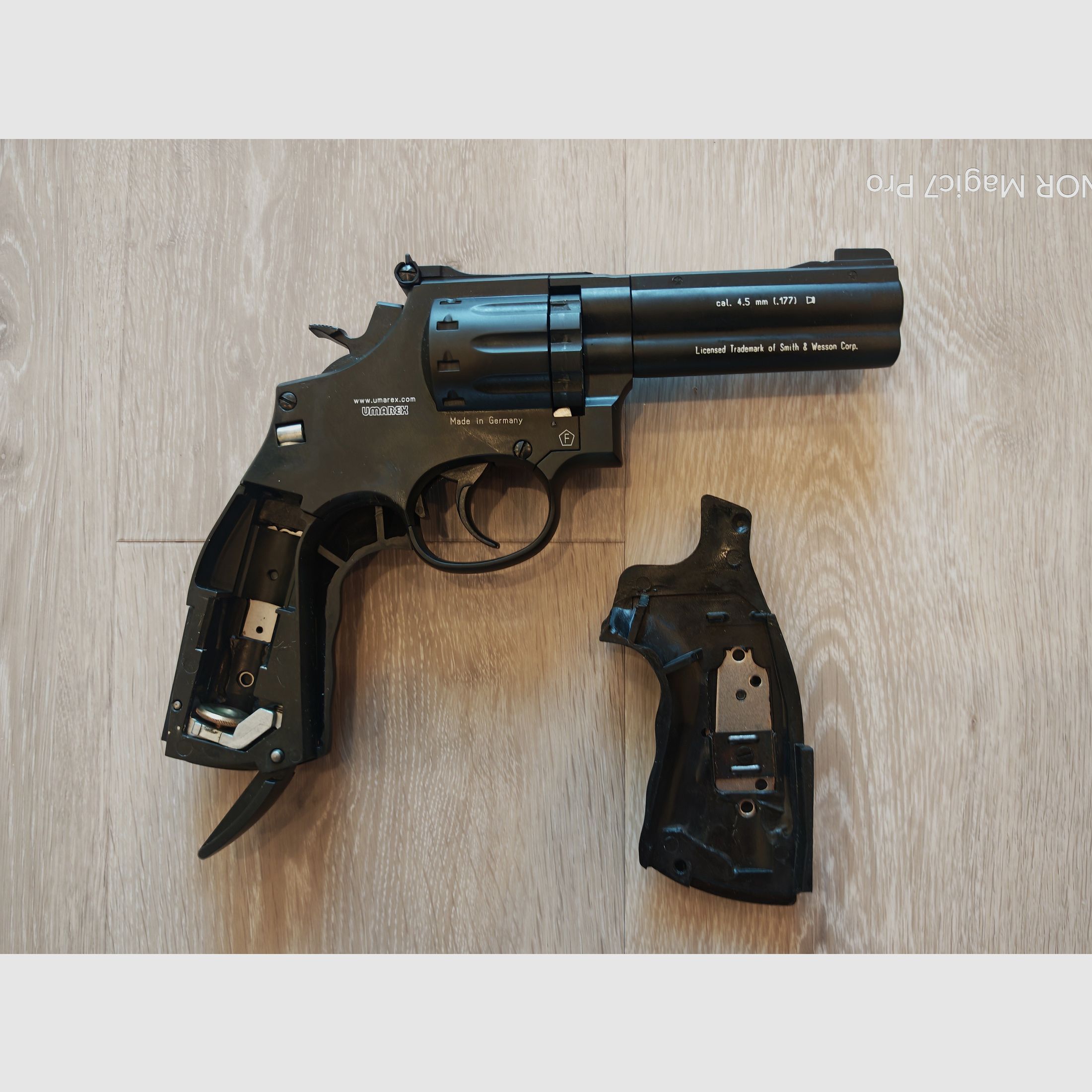 Smith & Wesson 586 revolver Co2. Longueur de canon de 6 pouces + 3,5 pouces, silencieux, 4,5 mm, mallette.