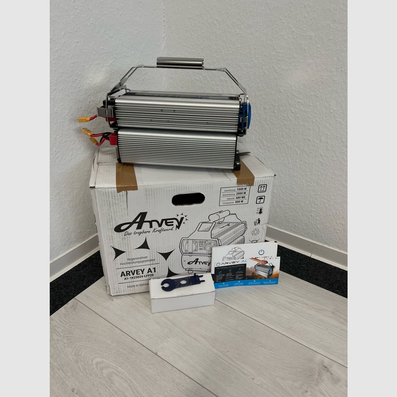 AXSOL ARVEY A-Serie 1000 A1 Batterie de secours 230 V appareil de base, y compris batterie LiFePO4 de 20 Ah et poignée