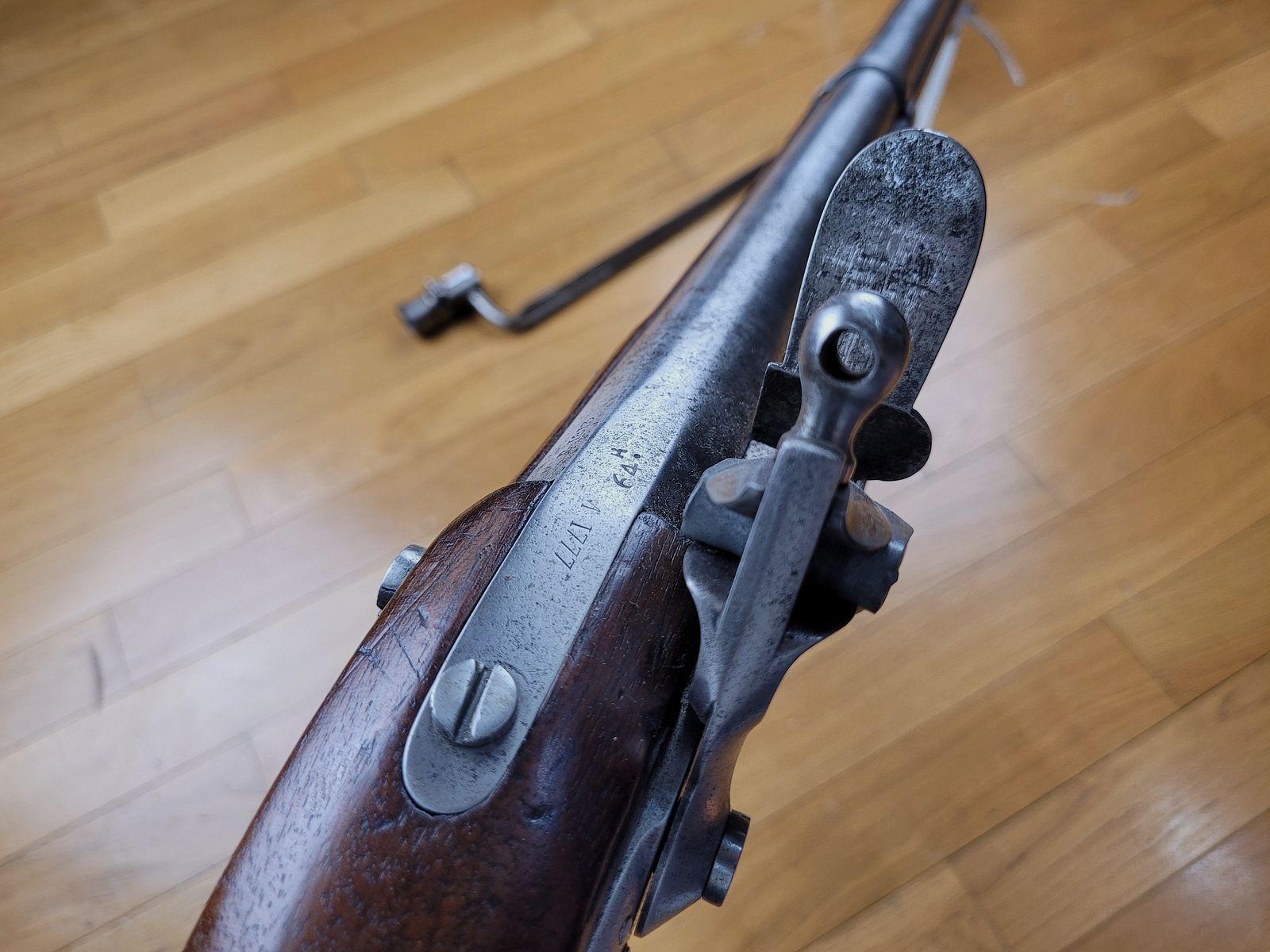 Très beau fusil 1777 modifié AN IX – Manufacture Impériale de St Étienne – 1813 – homogène – Bretelle et baïonnette – État rare, image 18 sur 45