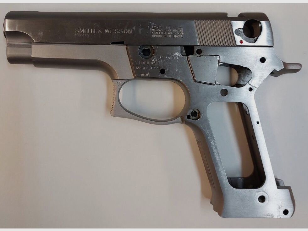 Smith & Wesson Defekt Pistole Smith & Wesson Mod.659 im Kaliber 9x19 (Bestehend aus Lauf,Verschluss,Griffstück)