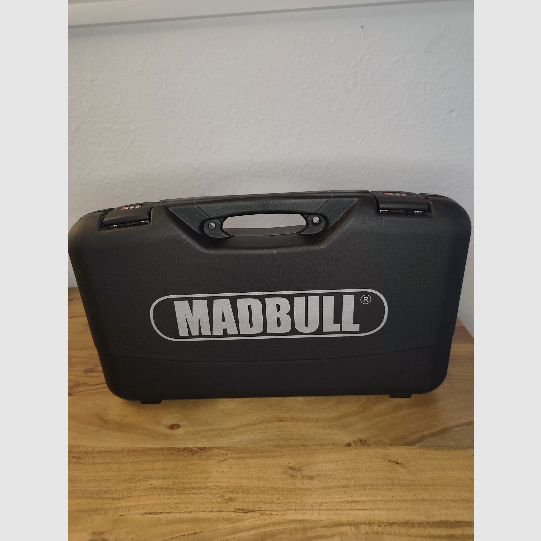  Madbull Pistolenkoffer Deluxe 50 x 30,5 x 8,5cm mit Zahlenschloss schwarz  Neu!